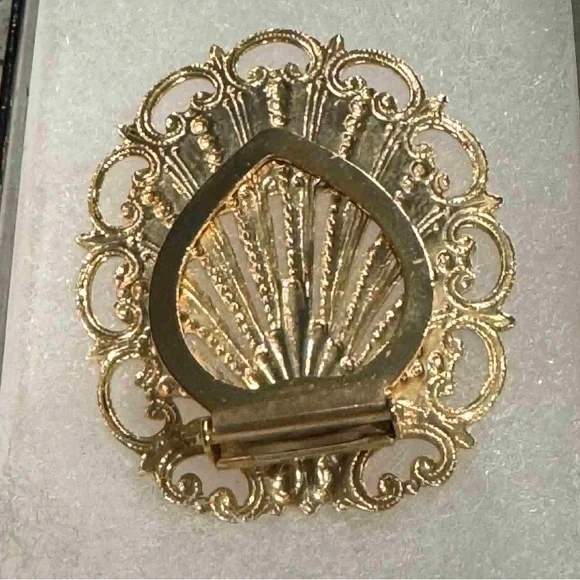 Elegant Gold scarf holder - Picture 3 of 4